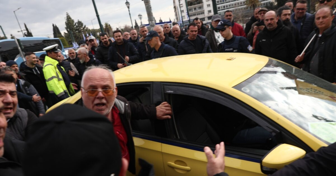 Σύνταγμα: Απεργοί επιτέθηκαν σε οδηγό ταξί που δούλευε, τον έβρισαν και του πέταξαν καφέδες – Δείτε βίντεο