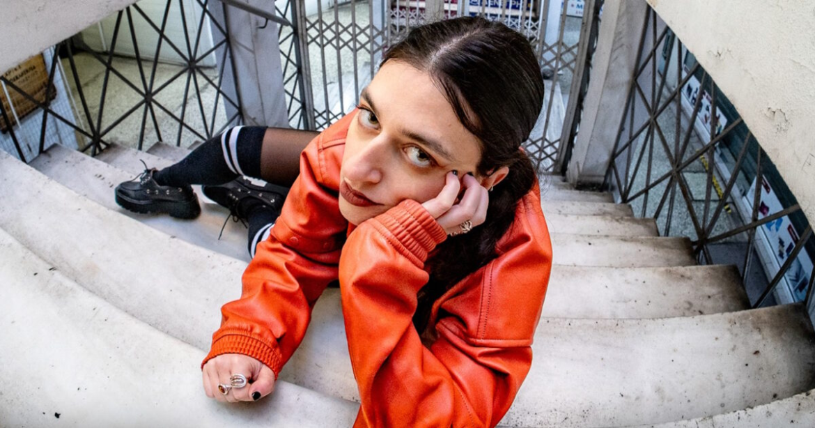 Η Έλενα Λεώνη σπάει τα στερεότυπα και παρουσιάζει το τραγούδι «Βαριέμαι πολύ»