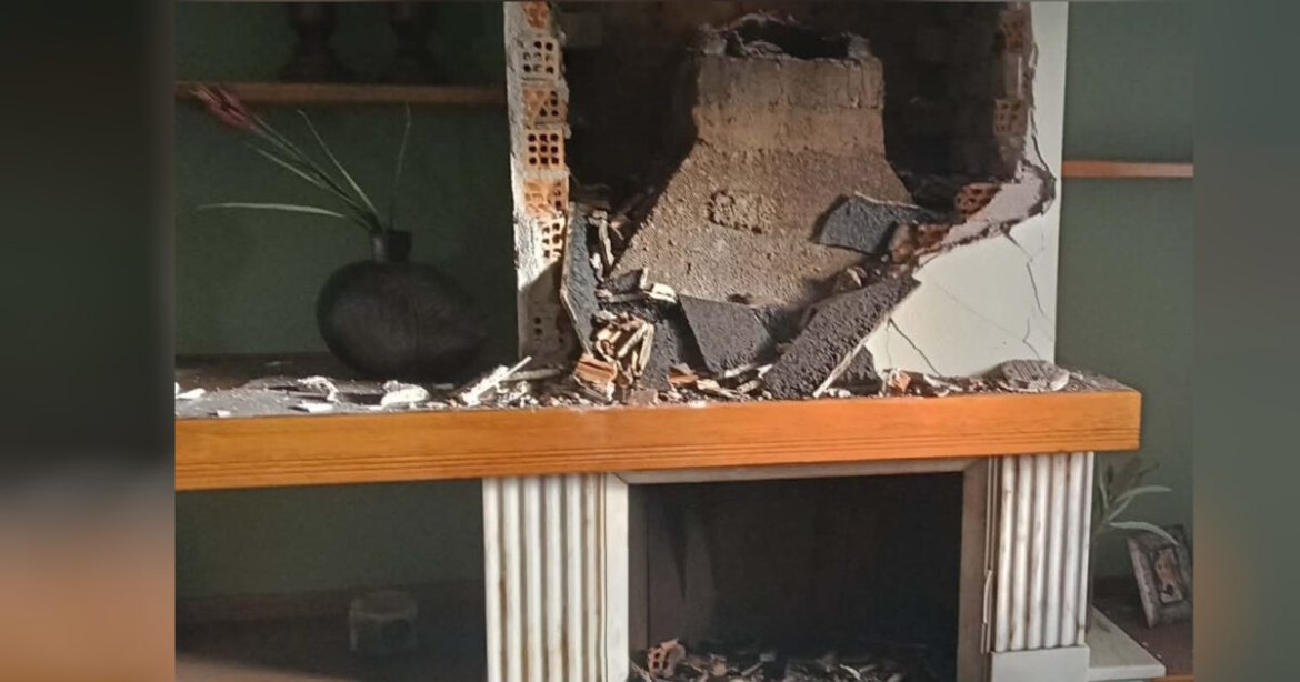 Πρέβεζα: Κεραυνός χτύπησε σπίτι – Κατέρρευσε τμήμα της στέγης και τοίχος, δείτε φωτογραφίες