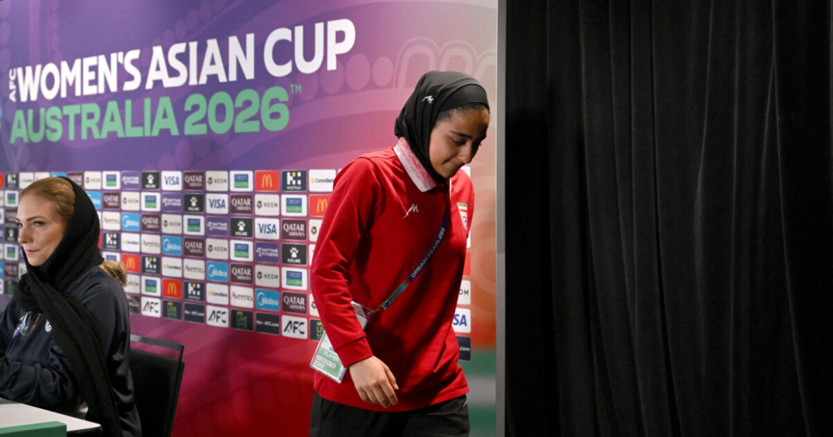 Δάκρυα στην γυναικεία ομάδα ποδοσφαίρου του Ιράν: Ανησυχούμε για τις οικογένειές μας και την πατρίδα